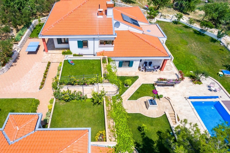 Blick von oben auf Haupthaus und Garten