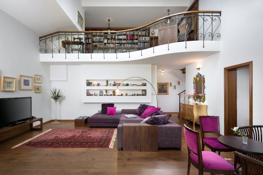 Wohnzimmer mit Galerie und Bücherwand