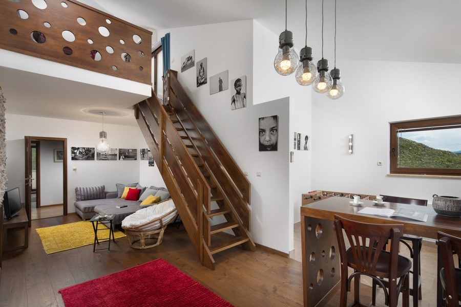 Wohnbereich mit Holztreppe zur Galerie