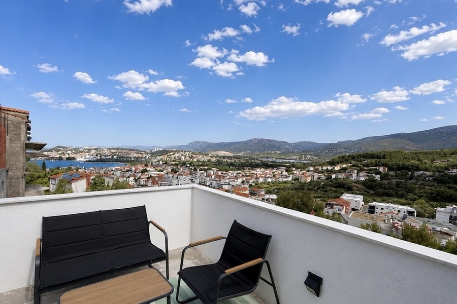 Terrasse mit Sitzgruppe und Blick auf Ort und Meer