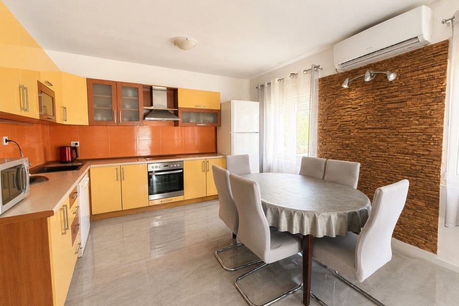 Wohnküche mit Essbereich im Haus in Kroatien