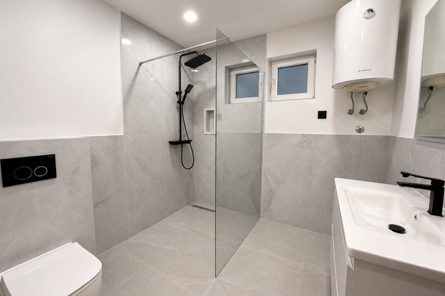 Modernes Badezimmer mit ebenerdiger Dusche