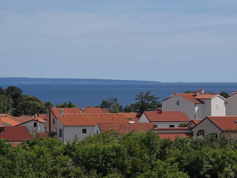 Meerblick über die Dächer von Njivice auf der Insel Krk