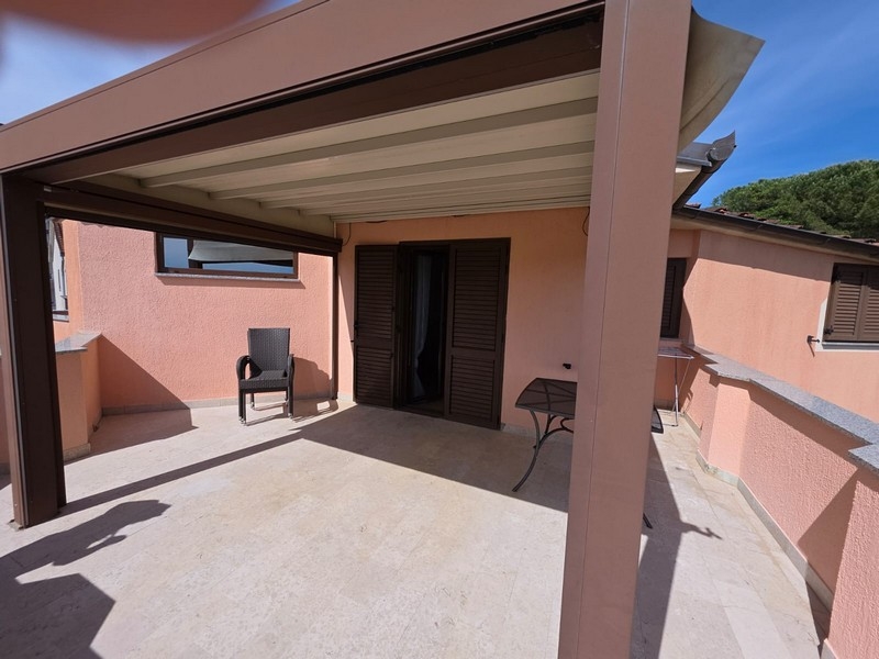 Große überdachte Terrasse mit Pergola