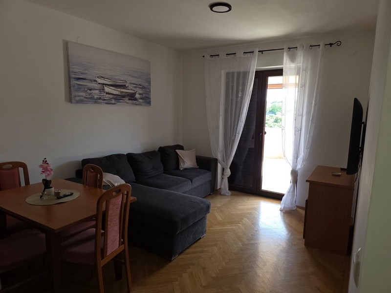 Wohnbereich mit Sofa und Ausgang auf die Terrasse
