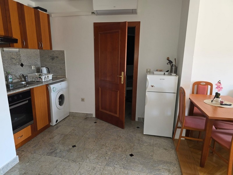 Küche mit Backofen, Waschmaschine und Kühlschrank