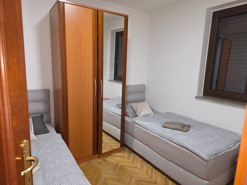 Schlafzimmer mit zwei Einzelbetten und Kleiderschrank