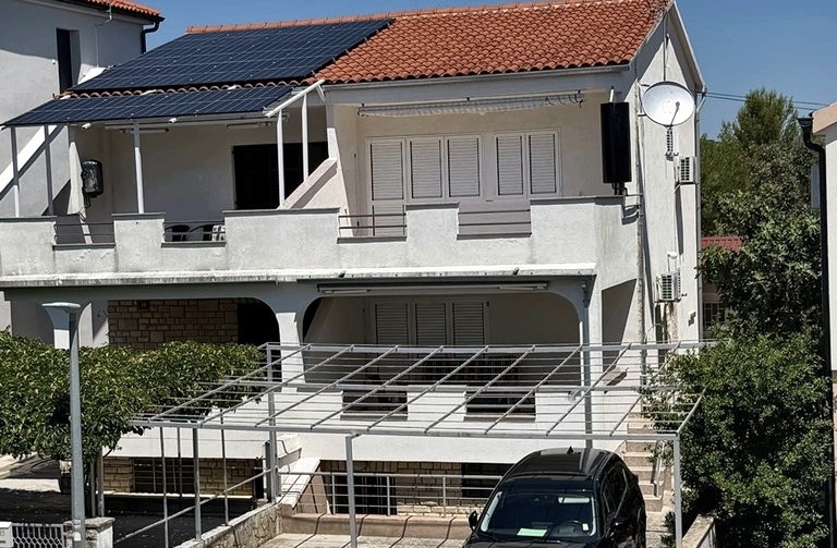 Doppelhaushälfte mit Terrassen in Pirovac Kroatien