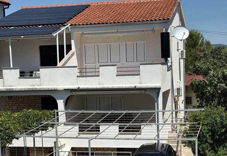 Fassade des Hauses mit überdachten Terrassen
