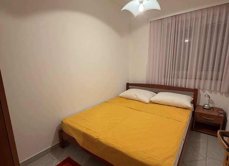 Möbliertes Schlafzimmer mit Doppelbett