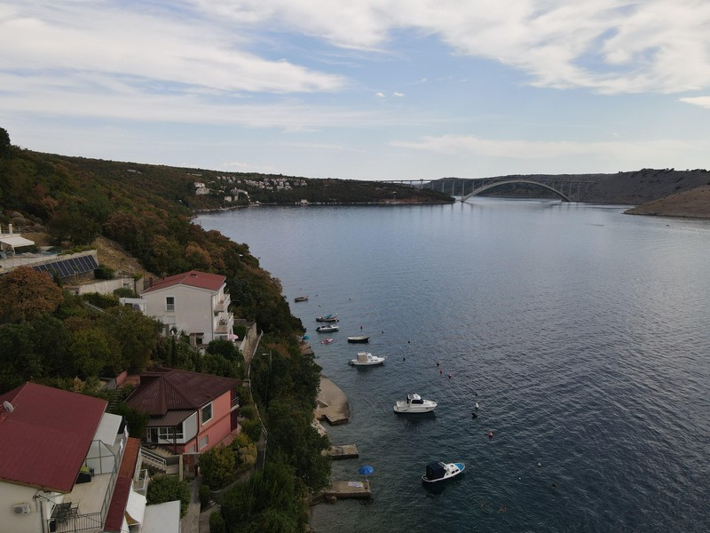 Bucht von Kraljevica mit Krk-Brücke in Kroatien