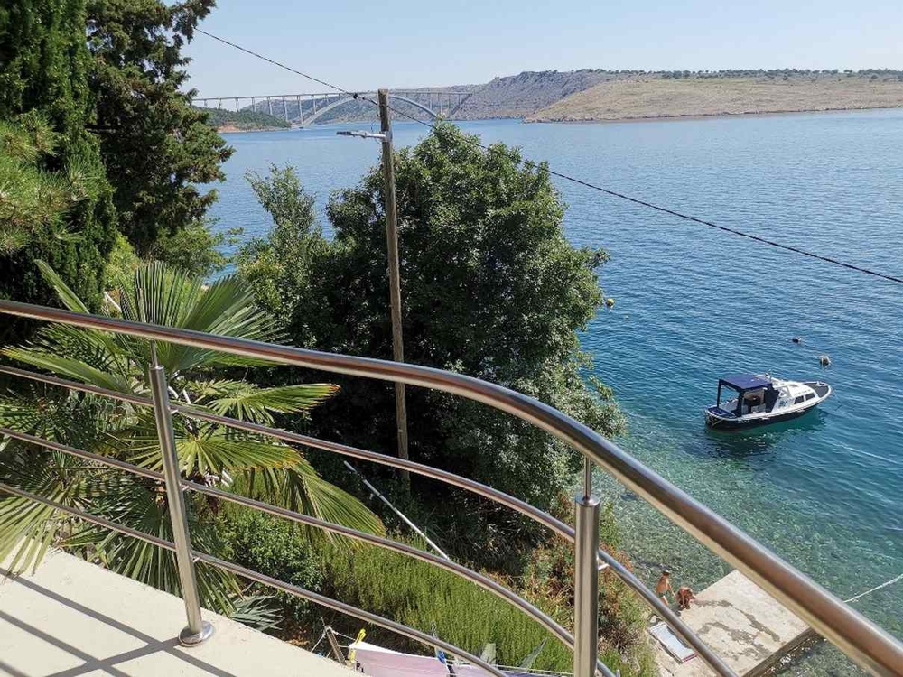 Blick vom Balkon auf das Meer und die Krk-Brücke