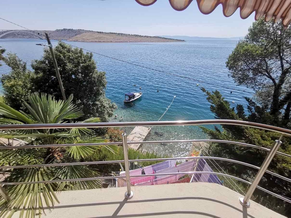 Meerblick vom Balkon mit Boot in der Bucht
