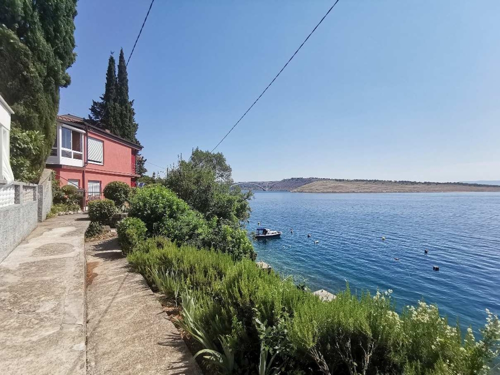 Zufahrt mit Garten und Blick auf das Meer