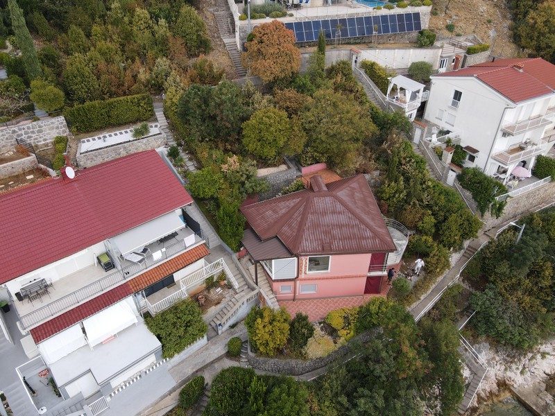 Luftaufnahme vom Haus und Grundstück