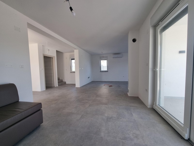 Wohnbereich mit Fensterfront
