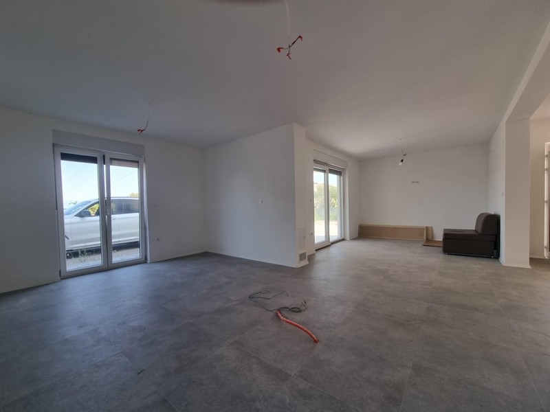 Zimmer mit Fliesenboden
