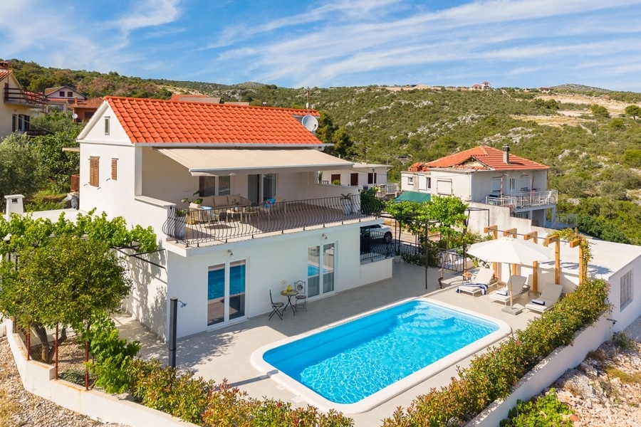 Moderne Villa mit Swimmingpool in Rogoznica, Kroatien