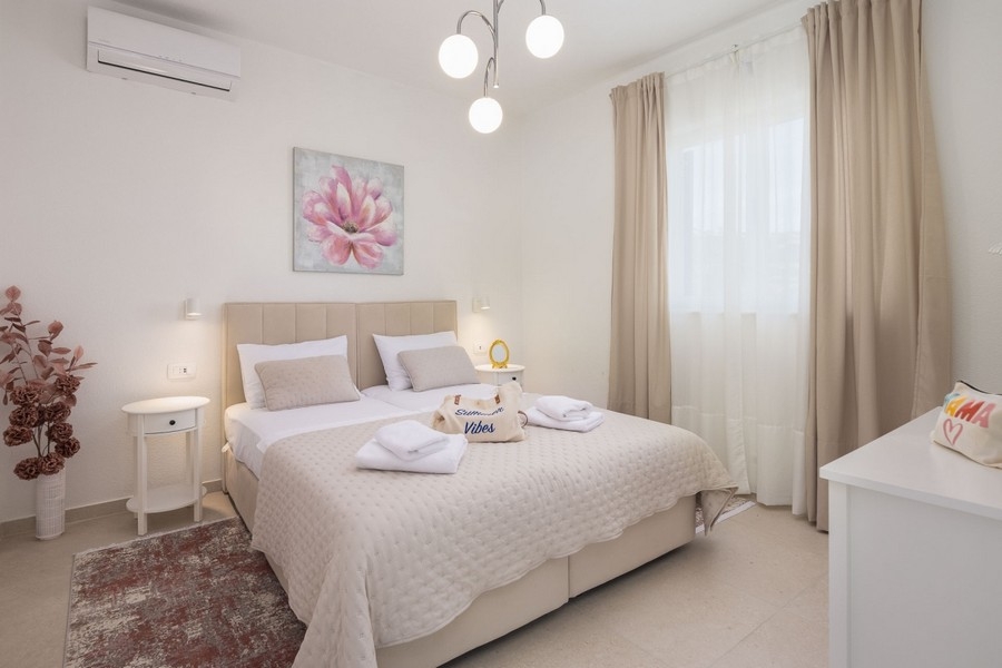 Helles Schlafzimmer mit Doppelbett
