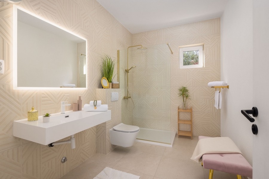 Badezimmer mit Dusche und Doppelwaschtisch