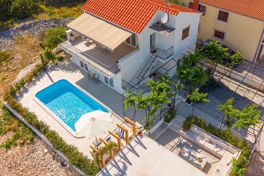 Villa mit Pool und Garten in Kroatien von oben