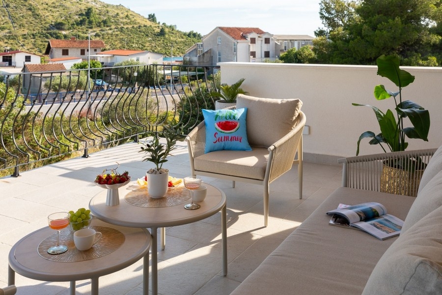 Terrasse mit Sitzgruppe und Loungebereich
