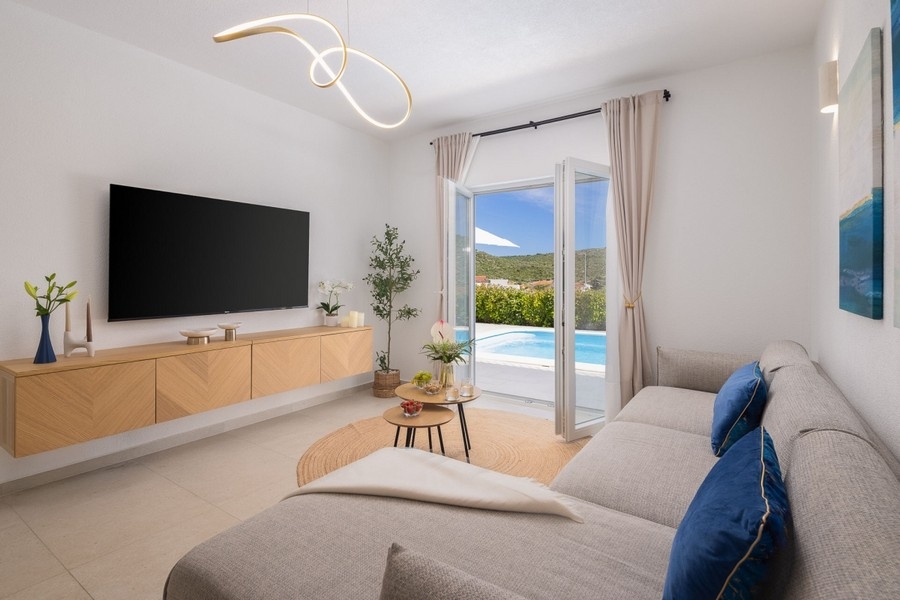 Wohnraum mit Sofa und Fernseher