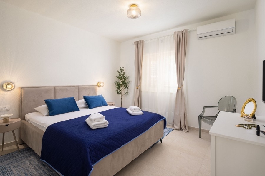 Schlafzimmer mit Doppelbett und Schminktisch