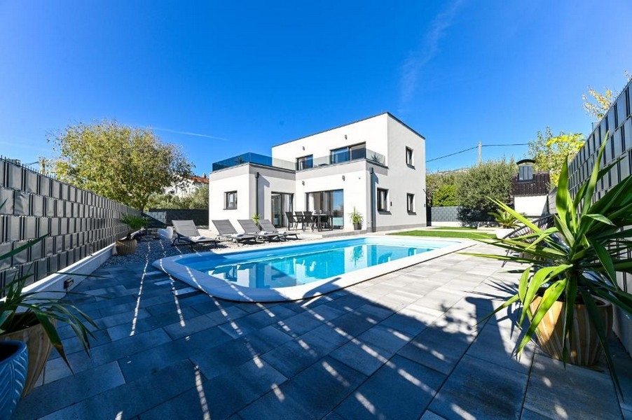 Villa mit Swimmingpool und Terrasse in Kastel Novi Kroatien
