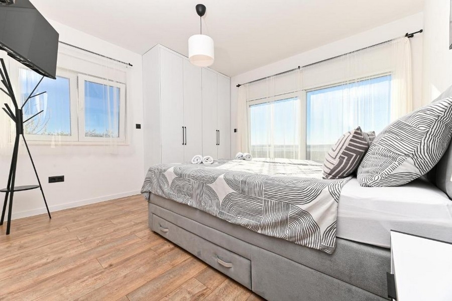 Schlafzimmer mit Fenstern und Ausblick