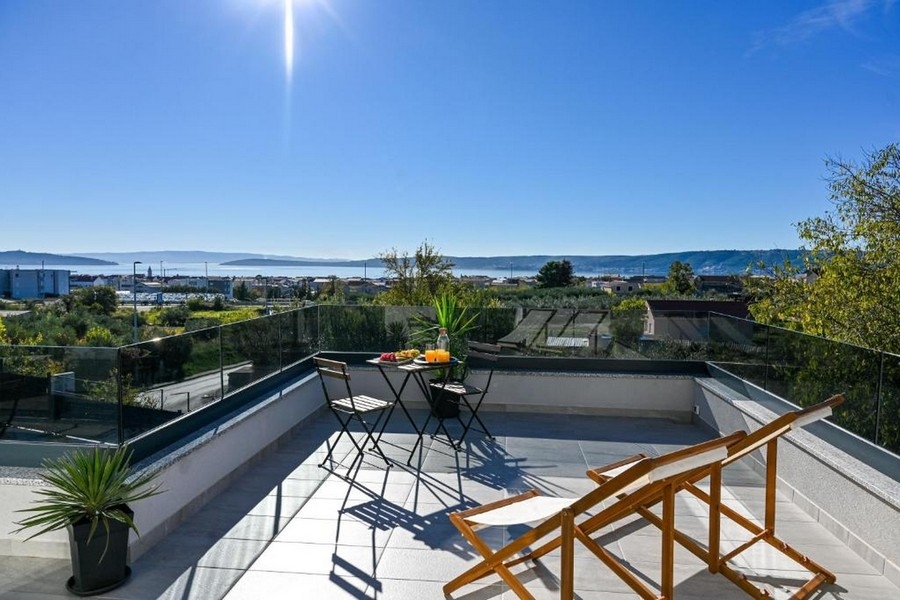 Terrasse mit Meerblick und Sitzgruppe