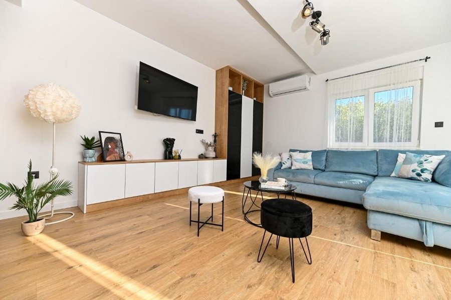 Wohnzimmer mit Sofa und Fernseher in Kroatien