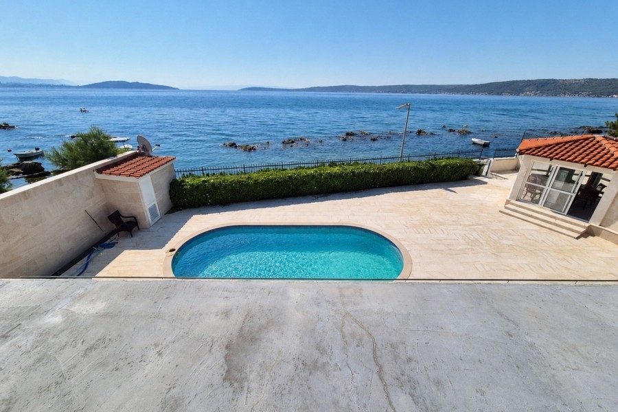 Pool und Terrasse mit Blick auf das Meer in Kastela