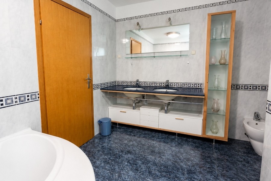 Badezimmer mit Doppelwaschtisch und Bidet