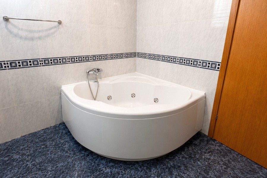 Badezimmer mit Eckbadewanne in Kroatien