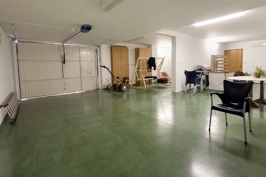 Garage mit angrenzendem Nebenraum