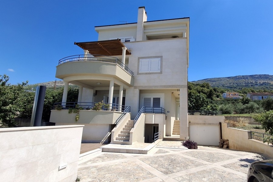 Hausansicht mit Balkonen und Terrasse in Kroatien