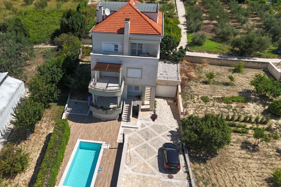 Luftaufnahme vom Haus mit Swimmingpool in Podstrana