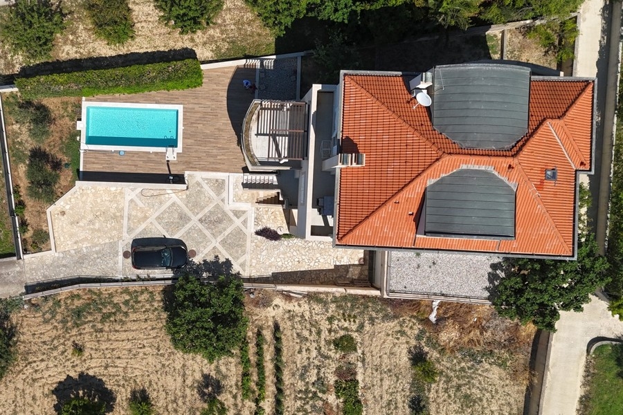 Luftaufnahme von Swimmingpool und Grundstück
