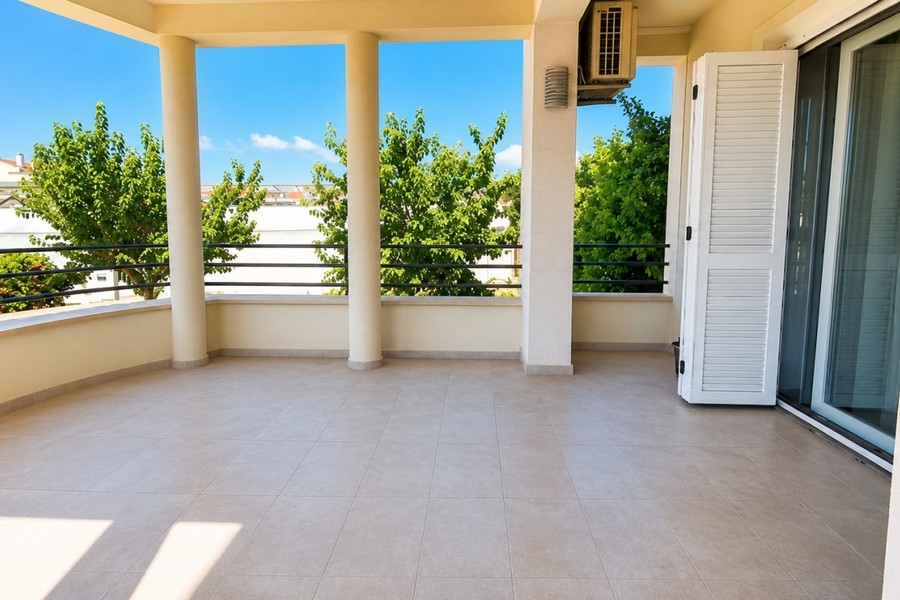 Überdachte Terrasse mit Blick ins Grüne
