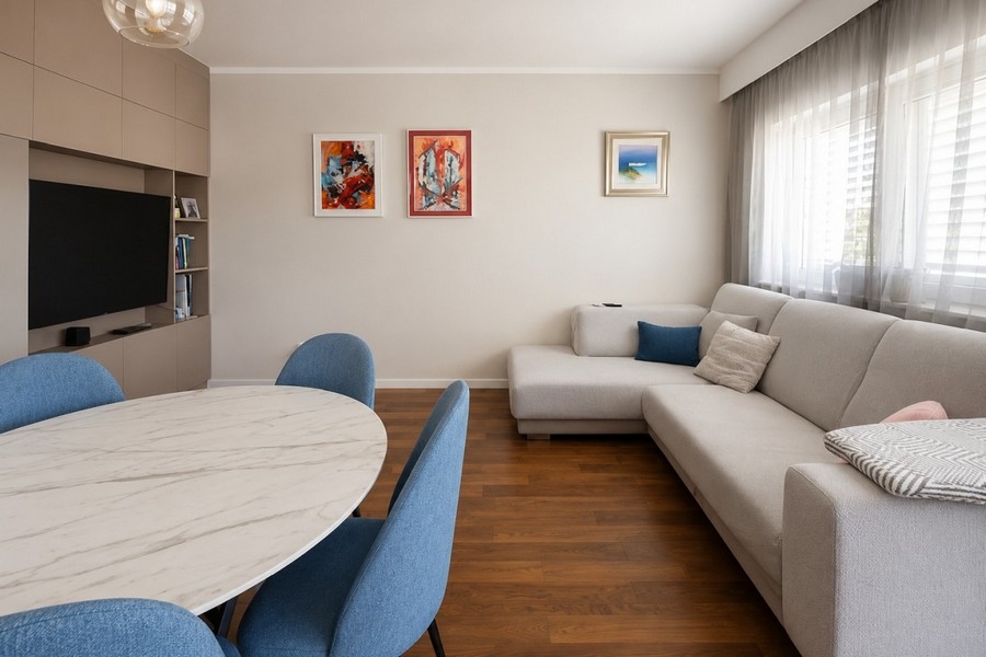 Wohnraum mit Sofa und Essbereich