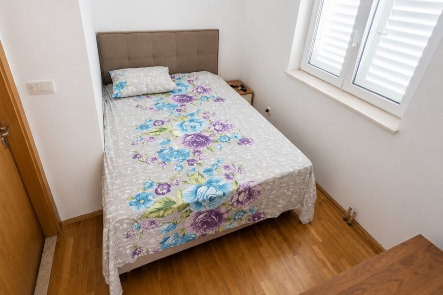 Schlafzimmer mit Einzelbett und Fenster