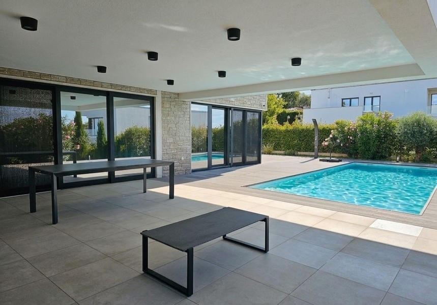 Überdachte Terrasse mit Essbereich am Pool