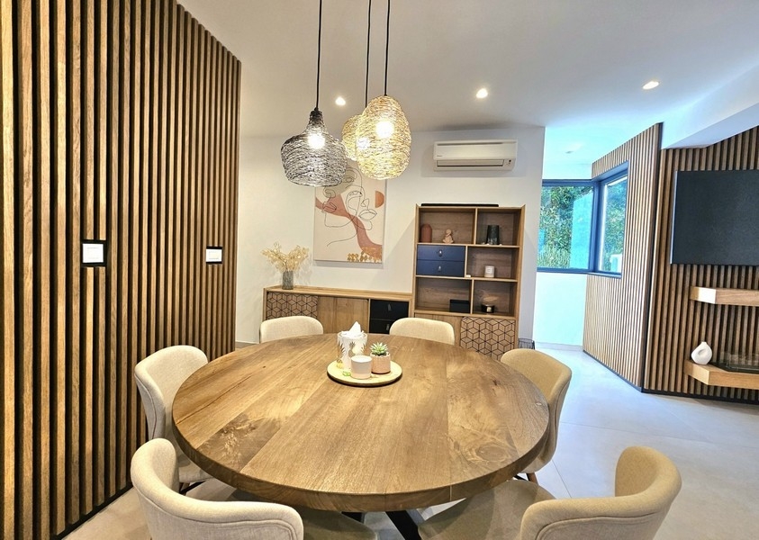 Essbereich mit rundem Holztisch