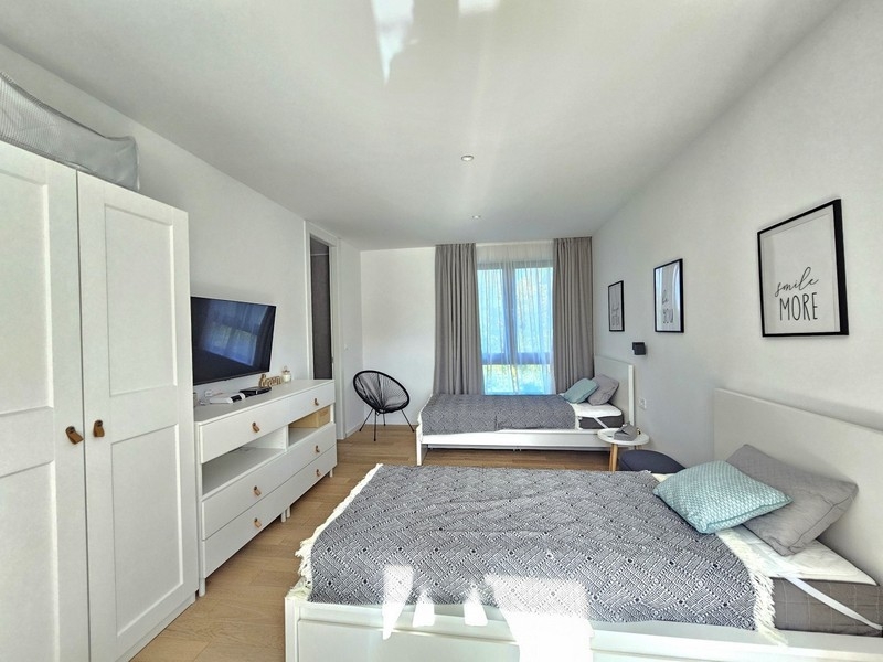 Helles Schlafzimmer mit zwei Betten