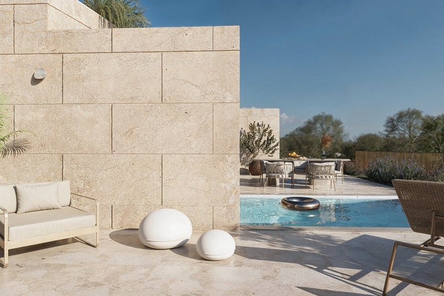 Loungebereich auf der Terrasse neben dem Pool