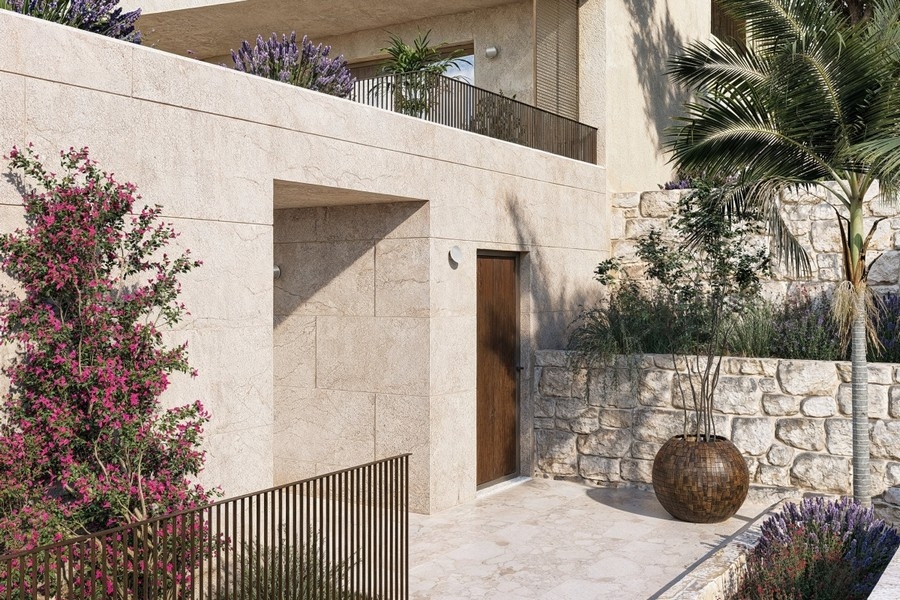Hauseingang der Villa mit mediterraner Bepflanzung