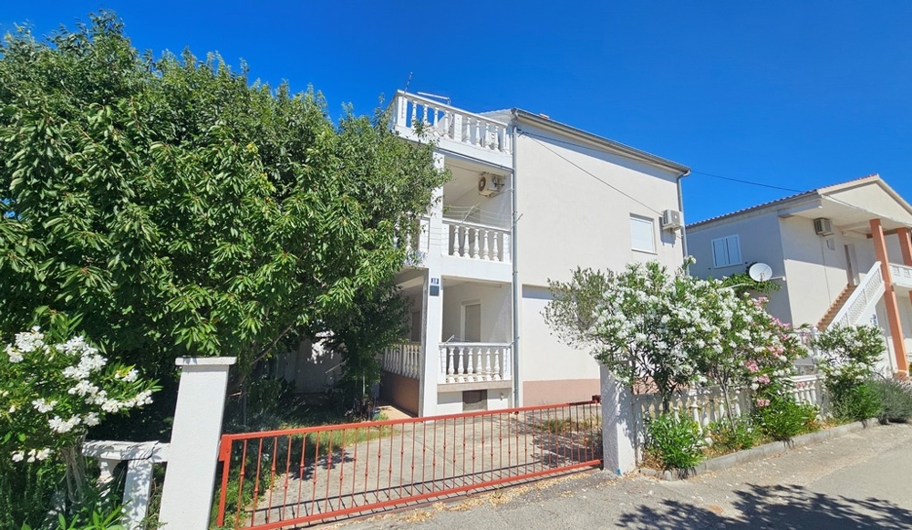 Haus mit drei Wohnungen in Seline, Kroatien