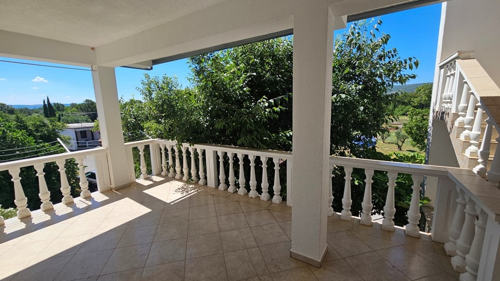 Überdachte Terrasse mit Balustrade
