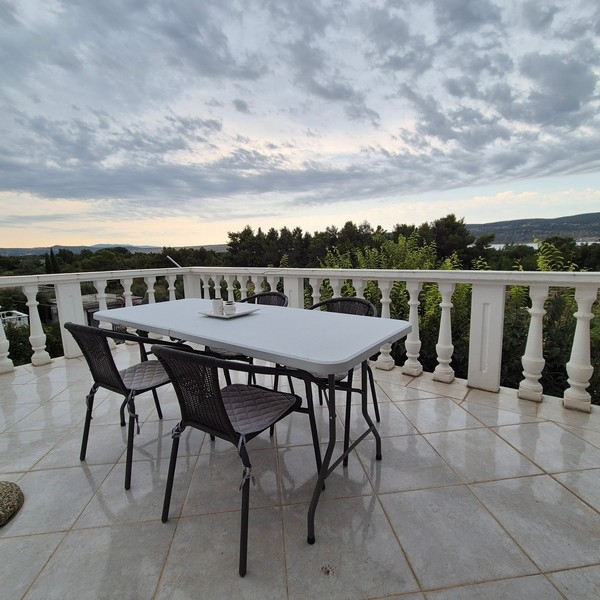 Terrasse mit Meerblick am Abend